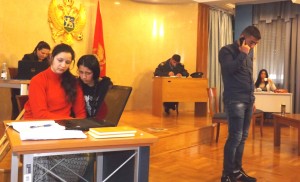 [:bs]Izvođenje Forum teatar predstave „Ugovoren brak jači od zakona“ povodom svjetskog dana Roma[:en]Performing of Forum theater play “An arranged marriage is stronger than the law” on the occasion of World Day of Roma[:]